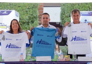 Presenta Edmundo Tlatehui medalla y playera del Medio Maratón del Día del Papá