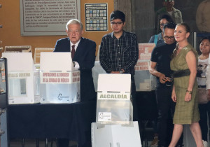 Vota AMLO en casilla contigua a Palacio Nacional