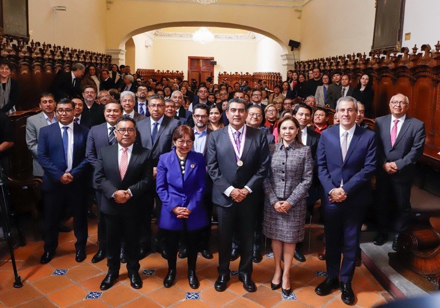 Por su respaldo a la educación, Sergio Salomón recibe medalla “Melchor Cobarrubias” por la BUAP