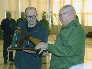 Silvio Rodríguez recibe fusil AKM en Cuba durante acto oficial por el Día de la Defensa