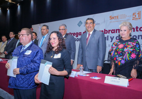 Con entrega de 764 nombramientos, Sergio Salomón reconoce dedicación de maestros poblanos