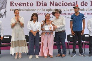 Conmemoran el Día Nacional de las Abejas con billete de Lotería y apoyos a meliponicultoras mayas