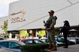 Cómo operan los ladrones en supermercados de Puebla: roban celulares y vacían tarjetas