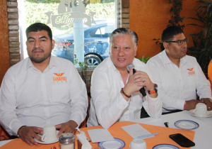Fernando Morales se reúne con medios de Tehuacán