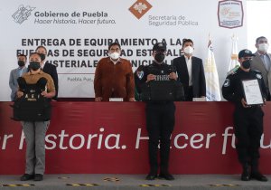 Analiza Estado compra de mil patrullas y ambulancias para municipios, adelanta MBH