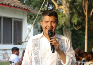 Visita Eduardo Rivera a habitantes de San José Acateno