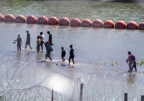 Muere migrante en el Río Bravo en muro flotante puesto por Texas