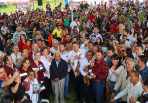 Más de 5 mil personas de la región de Chignautla reciben al senador Armenta