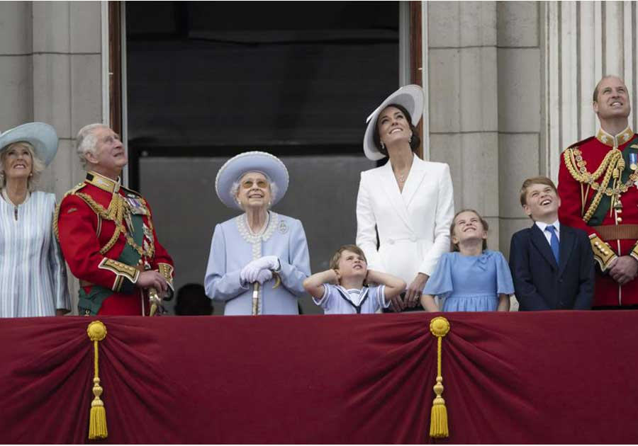 Decenas de miles celebran a Isabel II en Jubileo de Platino