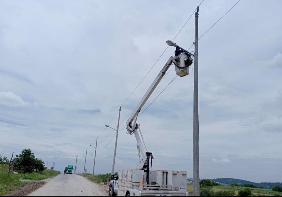 Continúa mantenimiento a puntos de luz en Puebla capital