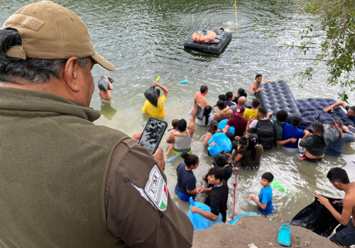 Cientos de migrantes se lanzan al río Bravo pese al aviso del INM