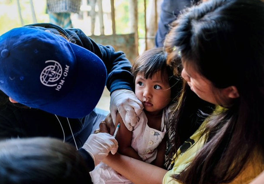 Llama ONU a garantizar acceso de migrantes a las vacunas covid