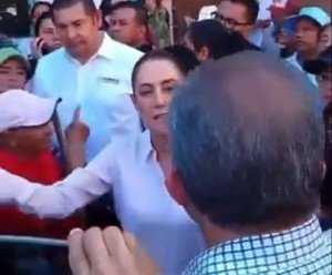 Sheinbaum regaña en público al alcalde de Huauchinango por falta de apoyo a damnificados