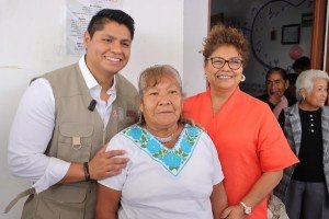 Omar Muñoz y Tere Alfaro celebran a los abuelitos de Chautenco