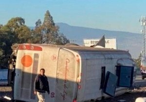 Volcadura de autobús en la México-Puebla deja saldo de 3 muertos y 19 heridos