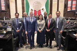 Claudia Rivera coordina encuentro “México y el experimento Alice"