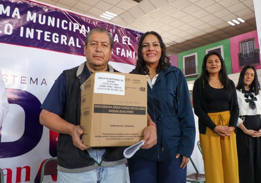 Entrega Lupita Cuautle desayunos escolares a escuelas primarias