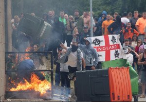 Reino Unido se sacude con cinco días de disturbios de extrema derecha