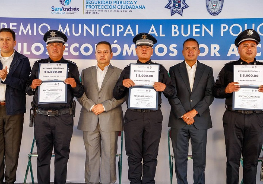 Entrega Edmundo Tlatehui estímulos económicos como parte del Premio Municipal al Buen Policía