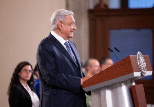 Al negarse a distribuir libros, gobernadores actúan de forma sectaria y falsaria: AMLO