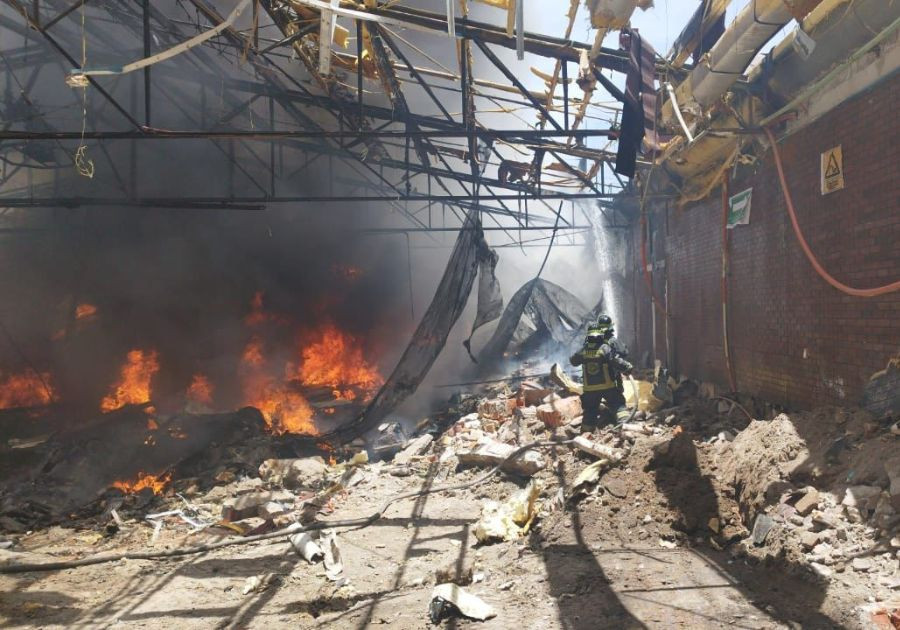 Se incendia y colapsa edificio en la Avenida Juárez