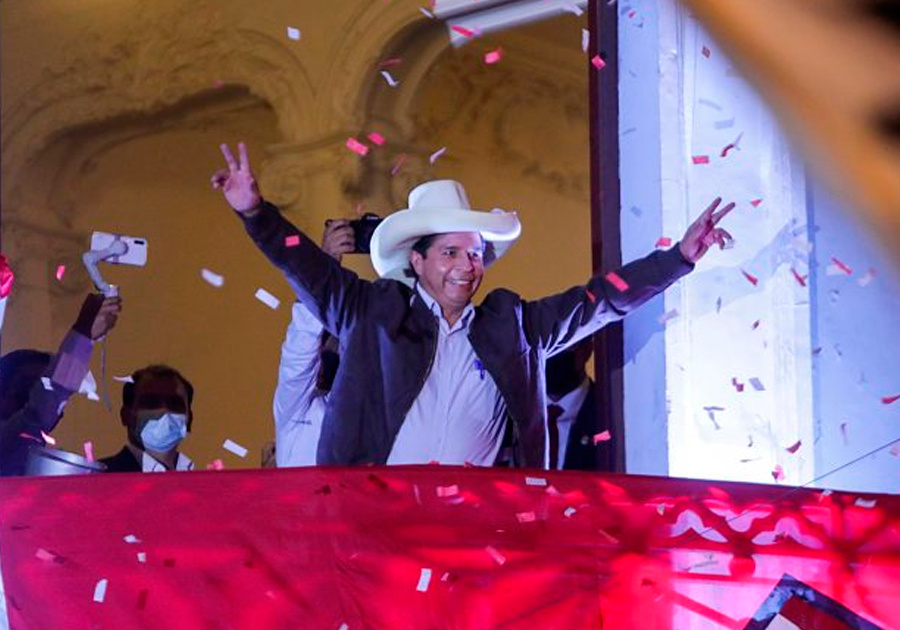 Dan triunfo a Pedro Castillo en elección de Perú