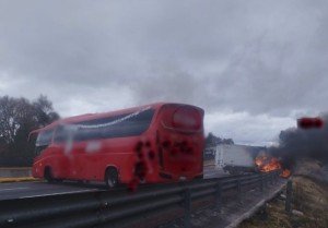 Incendian tráiler, camioneta y autobús en la autopista México–Puebla; hay cierre total a la altura del km 71